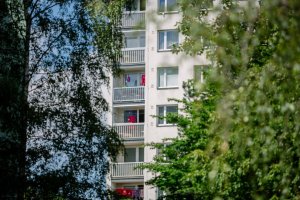 Po letech masivní privatizace se podařilo zastavit úbytek obecních bytů, ovšem nové byty přibývají jen velmi pomalu – ročně zhruba šedesát.