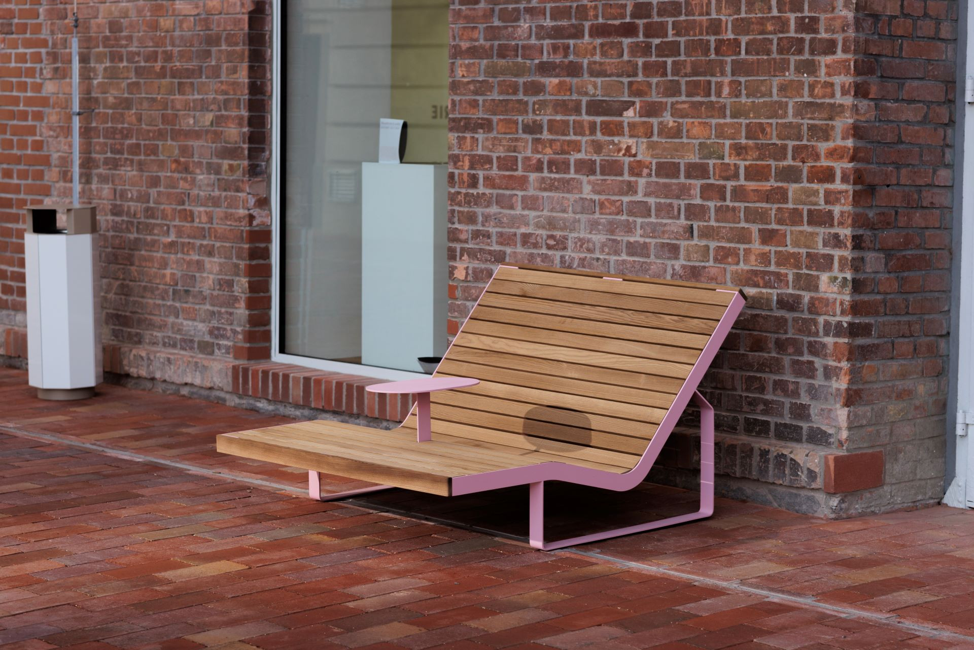 K dispozici je i dvoumístná varianta se zabudovaným stolkem. Zaoblené ocelové prvky v kombinaci s dřevem vytvářejí elegantní design. Ideální jsou pro prostory s vysokými nároky na kvalitu. Zde oživily veřejný prostor Automatických mlýnů v Pardubicích. 