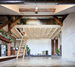 "Probíhající nosný průvlak jsme chtěli umístit tak, aby jako nová konstrukce působil naprosto jasně a zároveň lehce. Převrátili jsme princip podpory a břemene a příčné trámy jsme k němu ukotvili ze spodní strany na tah pomocí dvou vrutů." (Rekonstrukce podkroví, totalbrutal a svobodová blaha)