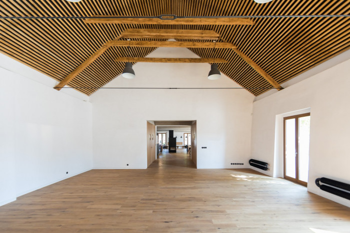 Rekonstrukce hospody se sálem v Máslovicích od bod architekti