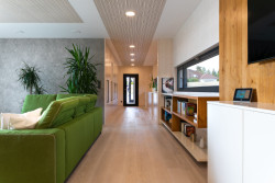 NOVATOP ACOUSTIC umístěný nad komunikačním prostorem