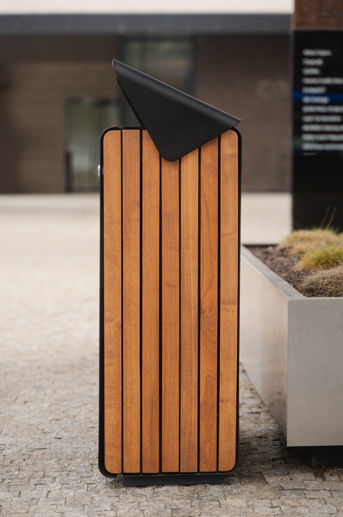 Produktová řada Daku propojuje čistý design, odolnost a variabilitu provedení. (Koš Daku od Urbania)