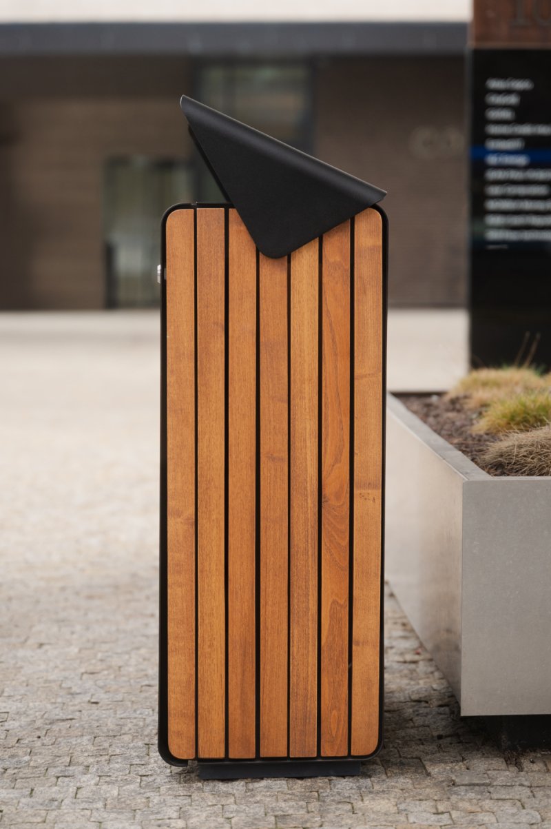 Produktová řada Daku propojuje čistý design, odolnost a variabilitu provedení. (Koš Daku od Urbania)