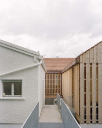 Rodinné komunitní bydlení ve Villy, Madeleine architectes, Studio François Nantermod: Původní dům je od nové přístavby oddělen mezerou