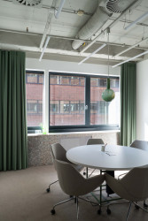 Lustry pocházejí z portfolia studia DECHEM a výrazné džbány na vodu ze sklárny Květná. (Kanceláře právnické firmy Rowan Legal, ateliér HRA)