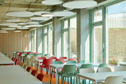 Jsou instalované v jídelně... (ZŠ bratří Fričů v Ondřejově; ATELIER 6)