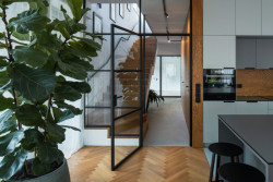 Do druhého patra se jde po schodech z obývacího pokoje. (Zapomenutá stodola, Karnet architekti)