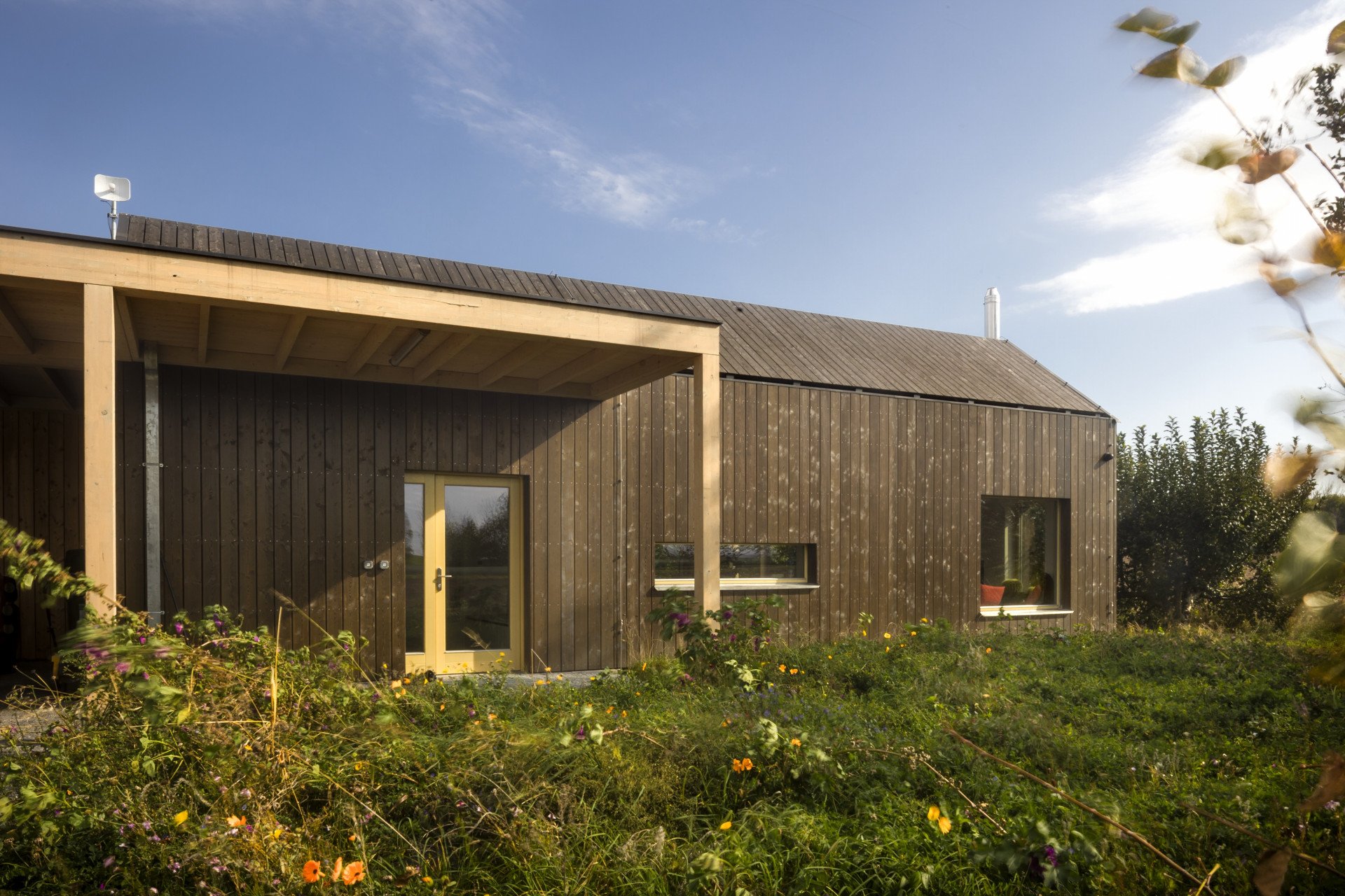 Med Pavlík architekti navrhli úsporný rodinný dům v sadu na Pardubicku