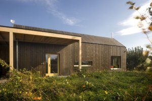 Med Pavlík architekti navrhli úsporný rodinný dům v sadu na Pardubicku