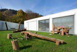 Modulární  Anglicko - česká mateřská školka Teddy Bear ve Vsetíně se otevírá skrze velká okna, která vizuálně propojují interiér a exteriér a vnitřní prostory prosvětlují přirozeným světlem