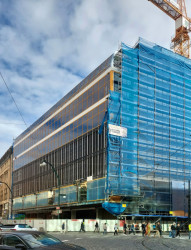 Přední fasáda OD Máj v průběhu realizace