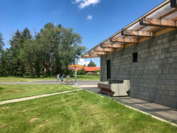 Samoobsluha v Seči od Žalský architekt