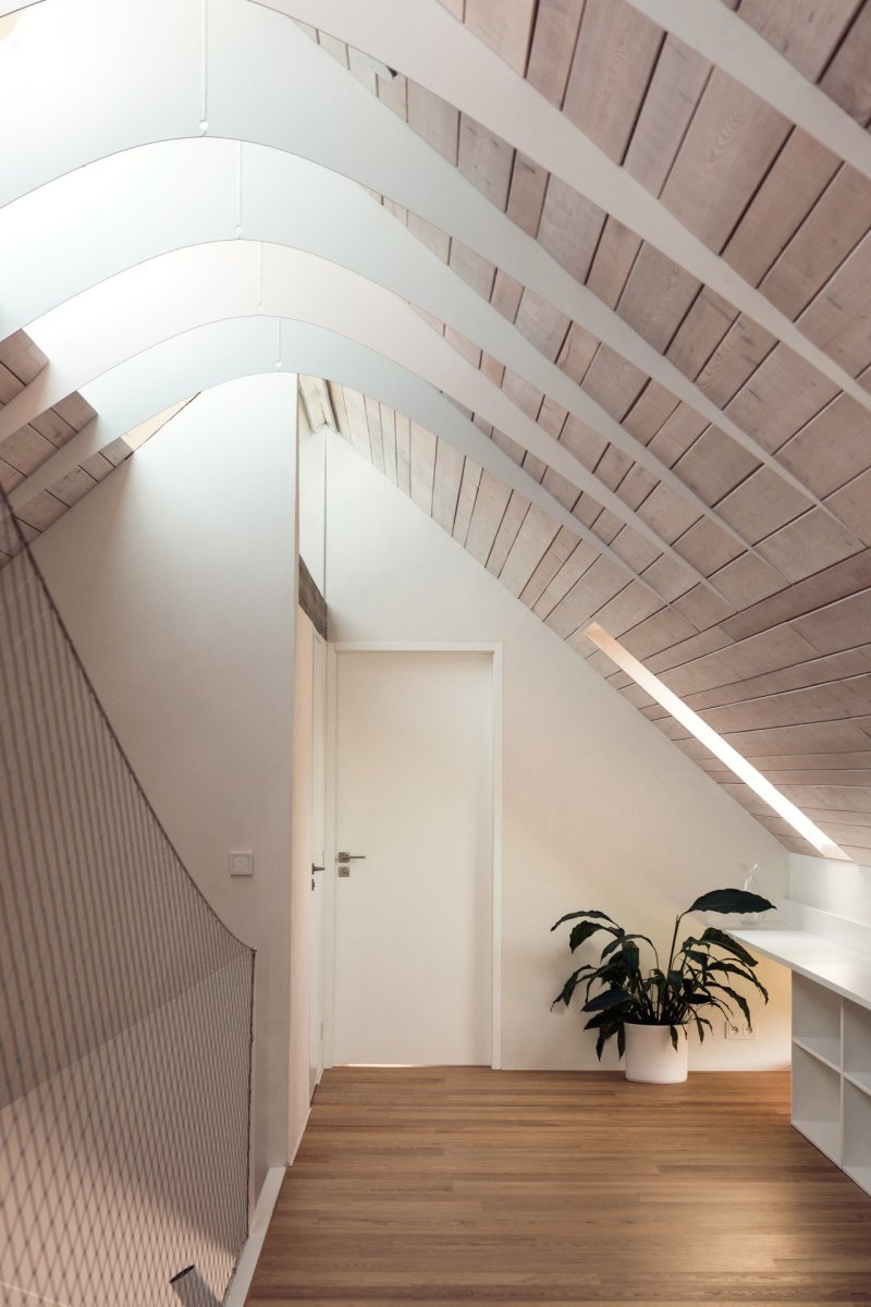 Ateliér Martin Neruda Architektura zrekonstruoval vyhořelý rodinný dům na pražské Zbraslavi