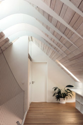 Ateliér Martin Neruda Architektura zrekonstruoval vyhořelý rodinný dům na pražské Zbraslavi