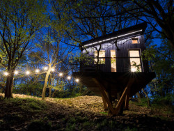 Konstrukčně se jedná o skeletovou dřevostavbu. (Dubodom od Pavola Šišky ve Svätém Juru)