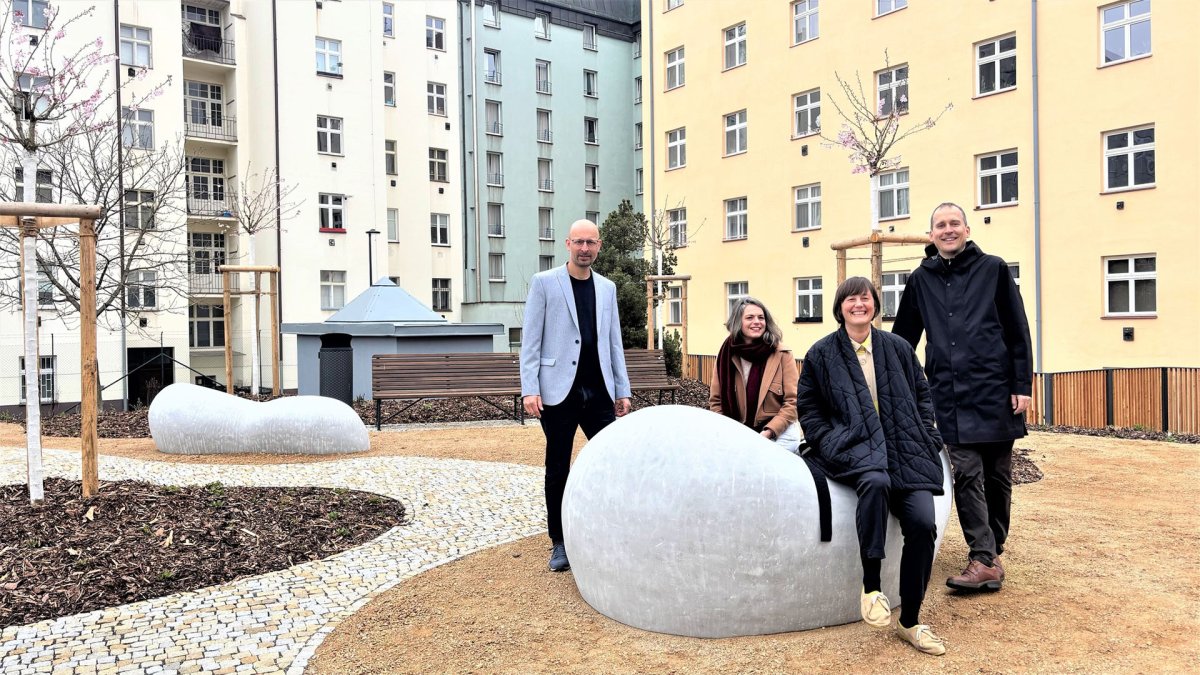 Park U Uranie. Zprava: starosta Prahy 7 Jan Čižinský, designérka Anna Kozová, krajinářská architektka Tereza Rapsová z ateliéru YYYY a radní Prahy 7 Jiří Knitl