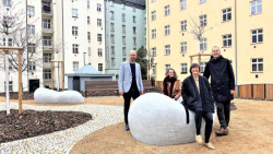 Park U Uranie. Zprava: starosta Prahy 7 Jan Čižinský, designérka Anna Kozová, krajinářská architektka Tereza Rapsová z ateliéru YYYY a radní Prahy 7 Jiří Knitl