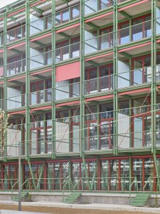 Kromě soukromých bytů je tu řada společných prostor. (Konverze skladu vína na komunitní bydlení; Esch Sintzel Architekten)