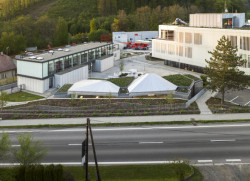 Nepravoúhlá budova v areálu firmy KOMA boří zažité stereotypy o modulární výstavbě. Vznikla ve spolupráci s architekty Chybík+Krištof.