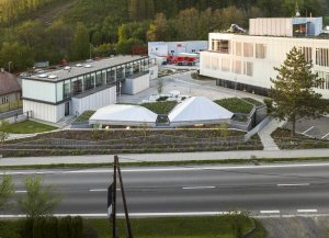 Nepravoúhlá budova v areálu firmy KOMA boří zažité stereotypy o modulární výstavbě. Vznikla ve spolupráci s architekty Chybík+Krištof.