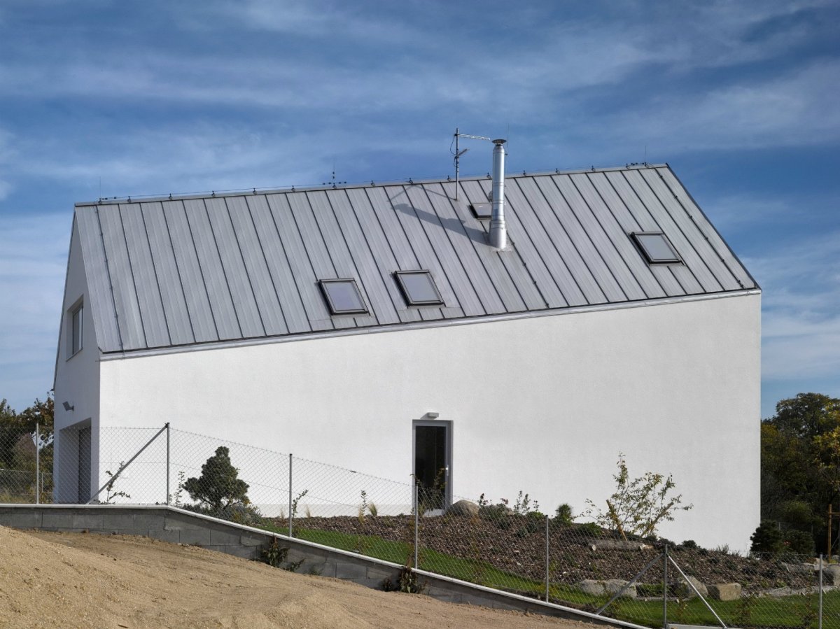 Dům se šikmou střechou ve Struhařově od ateliéru Stempel & Tesar architekti
