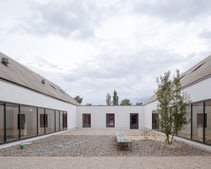 Škola ve francouzském Josnes od studia FAUN