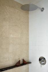 Pohled do koupelny (Byt Masna, Iva Hájková Studio)