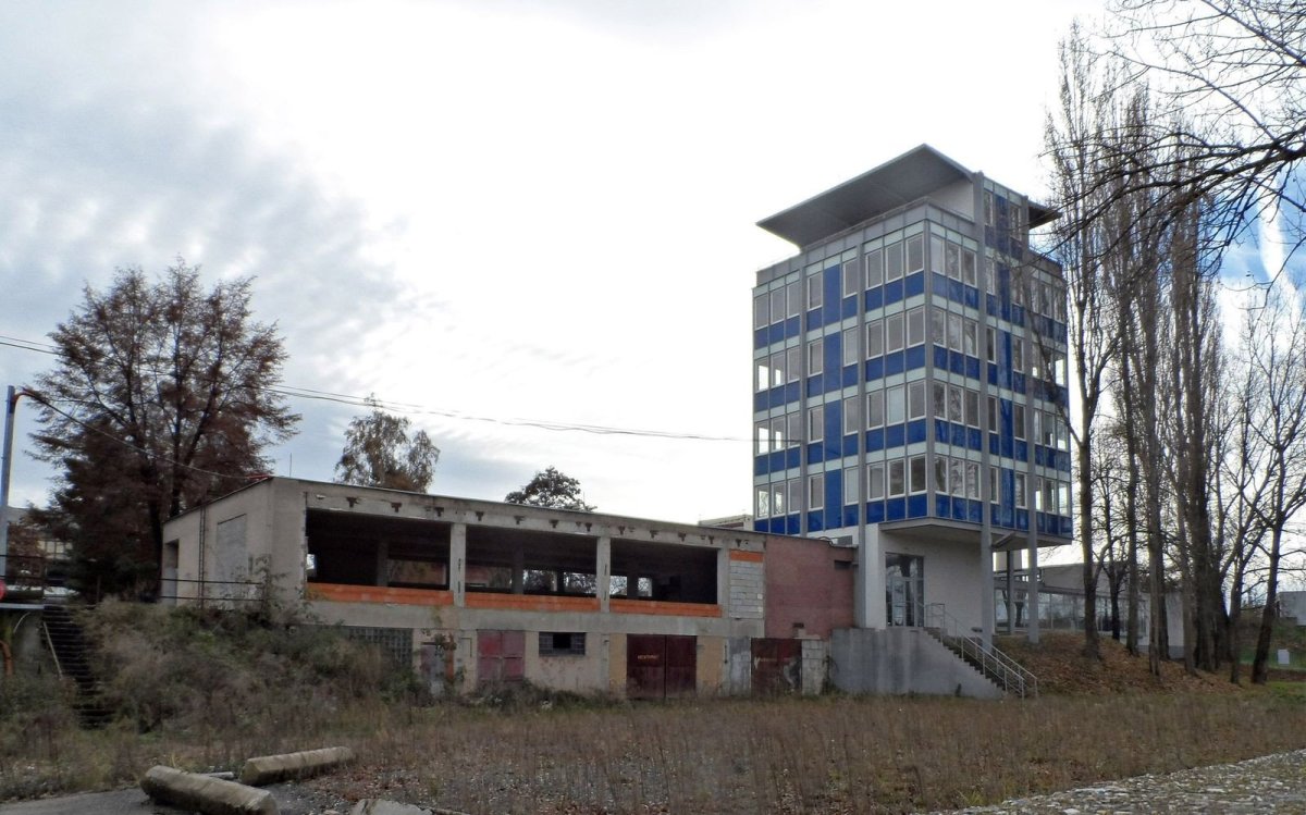 Pohled na objekt SAC z břehu Vltavy. Na snímku je dobře patrná dosud  nerekonstruovaná část sociálního zařízení