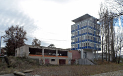 Pohled na objekt SAC z břehu Vltavy. Na snímku je dobře patrná dosud  nerekonstruovaná část sociálního zařízení