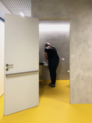 Barevné podlahy rozjasňují lehce stísněné prostory