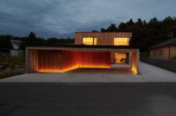 Z ulice je dům ukrytý za přístřeškem pro parkování. (Dům ve třech zahradách, Air ateliér)