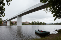 Autory lávky je architektonicko-konstrukční tým Petr Tej, Marek Blank a Jan Mourek, kteří mají na kontě již několik oceňovaných mostů a lávek u nás.