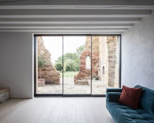 Konverze pergamenové fabriky v Northamptonshire od britského studia Will Gamble Architects