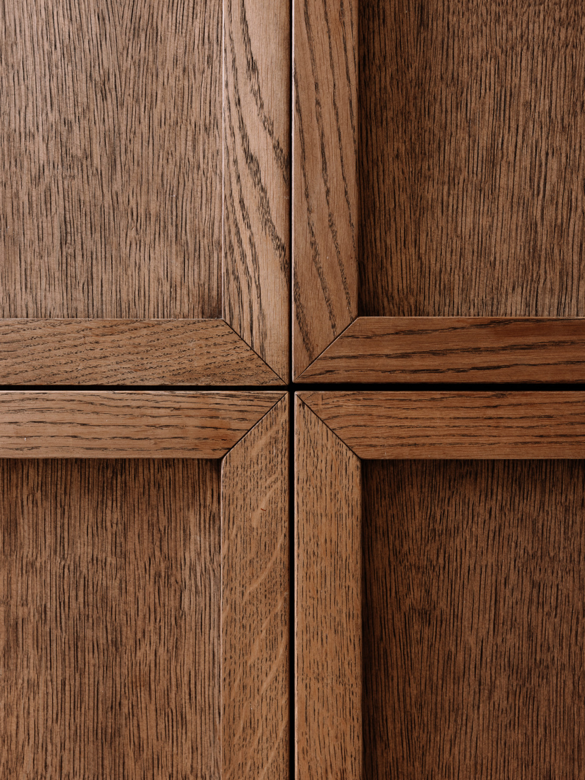 Detail skříněk v kuchyni. (Byt Bulharská; Anna Koukolová architekti)