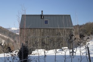 Chata podle návrhu kanceláře a3um atelier stojí v horské obci pod vrcholy Ďumbier a Chopok