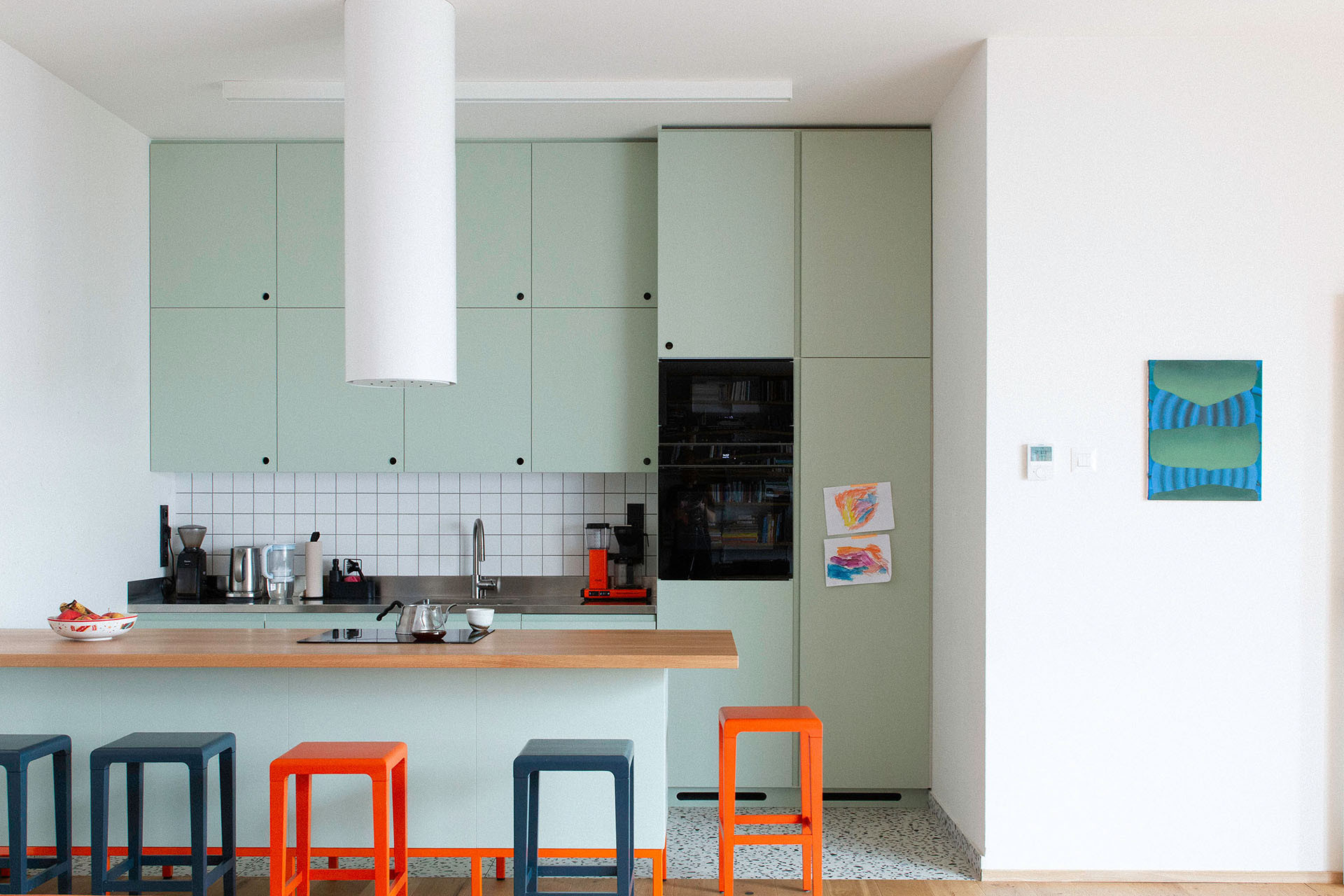 Řadový dům je stejný jako ostatní, může mít ale osobitý interiér. (Interiér domu v Lysolajích, Amulet architekti)