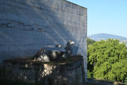 Kostel shora osvětlují světlíky - světelné kanóny.