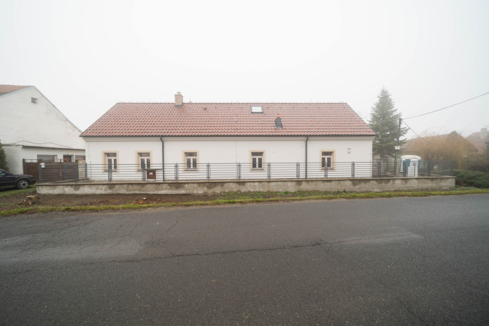 Stavení s červenou pumpou od DESTYL architekti