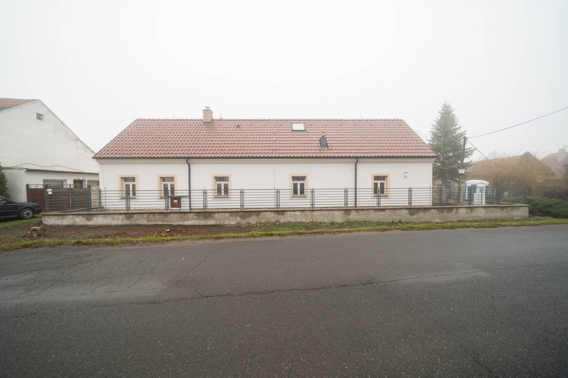 Stavení s červenou pumpou od DESTYL architekti