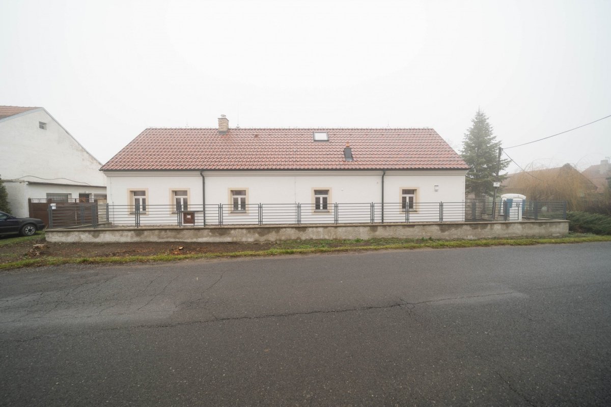 Stavení s červenou pumpou od DESTYL architekti