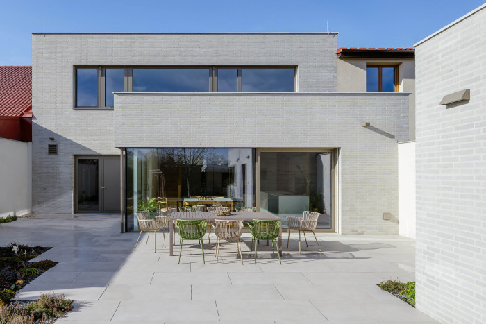 Obytný prostor je propojený se zahradou. (RD v Benešově; Ateliér VAS)