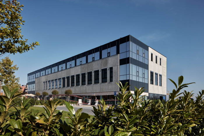 V pražských Čakovicích vyrostl nový polyfunkční objekt navržený Ateliérem stavebních konstrukcí