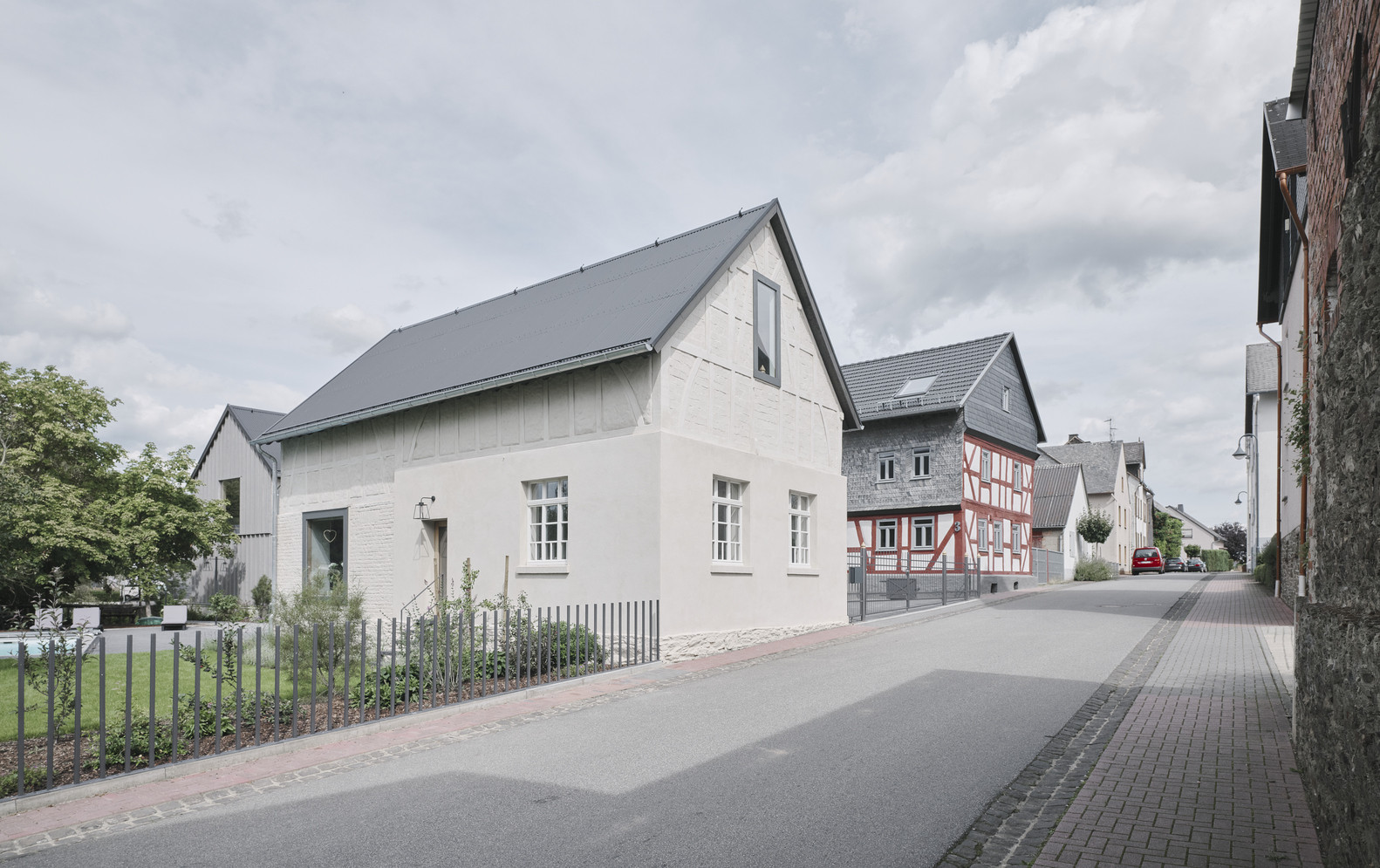 Architekt Marc Flick zrekonstruoval zchátralý dvůr v západním Německu