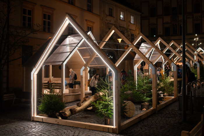 Na Zelném trhu v Brně vyrostla vesnička i se stodolou. (Consequence forma architects, dětská vesnička v Brně)
