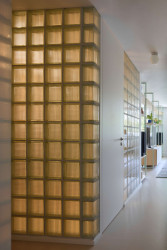 Stěny koupelny tvoří luxfery, propouští světlo dovnitř i ven (Byt v paneláku od hurá studio)