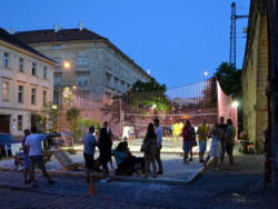 Léto pod Negrelliho viaduktem