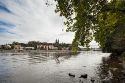 Výhled na Vyšehrad z břehu Smíchovské náplavky