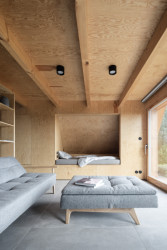 Architekti Martin Maňo a Tomáš Amtmann navrhli na břehu slovenské vodní nádrže Horná Studená Voda dřevěnou chatu