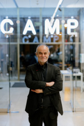 Carlos Moreno je vědec ze Sorbonny. Vymyslel koncept města krátkých vzdáleností, který se snaží přenést pozornost na člověka a bojovat s klimatickou změnou. Za svůj model získal i cenu Obel.