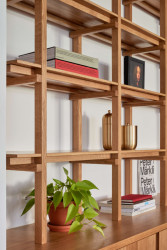 O tom, že má rodina k tématům spojeným s architekturou blízko, svědčí hned několik děl v jejich knihovně. (Rekonstrukce bytu ve Strašnicích, MENU architekti)